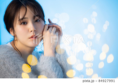 女性　夜のリビング 84927991
