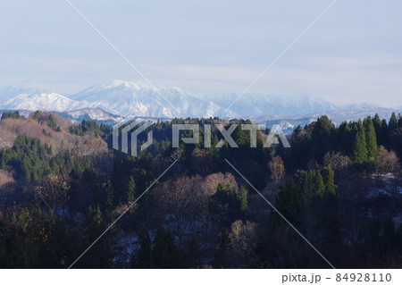 美しい星峠の棚田と八海山 84928110
