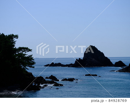 海岸線が綺麗　樫西海中公園の島 84928769