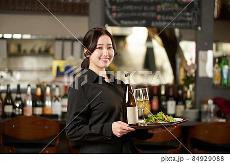 レストランで働く日本人女性 84929088