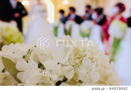 バージンロードを歩く花嫁と父親 バージンロードを歩く花嫁と父親 84929092