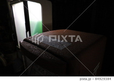 凍てつく公衆電話とポスト 84929384