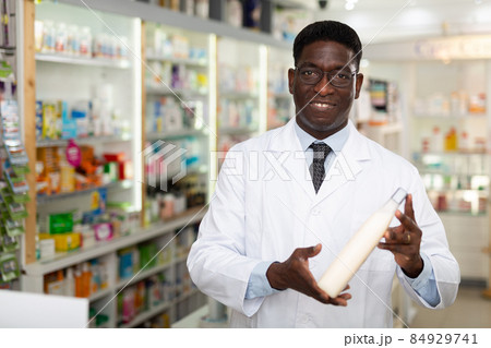 Pharmacist demonstrating haircare product 84929741