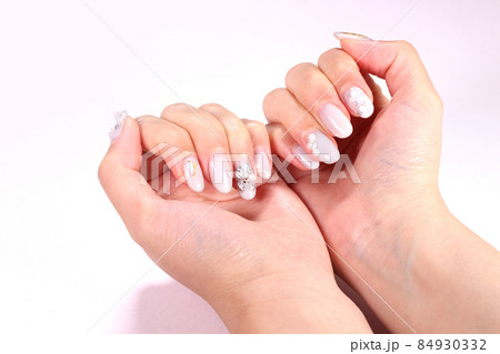 女性の手　ネイルアート 84930332