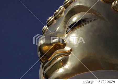 タイ上座部仏教の威風堂々大空を仰ぐ屋外巨大仏像 タイ上座部仏教の威風堂々大空を仰ぐ屋外巨大仏像 84930679