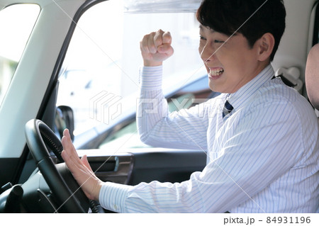 危険運転をするビジネスマンのイメージ 危険運転をするビジネスマンのイメージ 84931196
