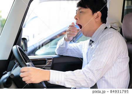 居眠り運転手するビジネスマンの男性 84931795