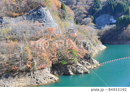 エメラルドブルー晩秋の昇竜湖 84933192