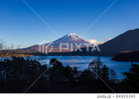 山梨県身延町本栖湖からの富士山 84933345