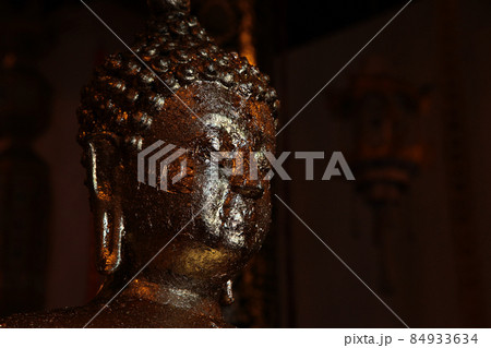 タイ上座部仏教寺院で多くの参拝者からの聖性な金箔でご尊顔を覆われてしまった仏像 タイ上座部仏教寺院で多くの参拝者からの聖性な金箔でご尊顔を覆われてしまった仏像 84933634