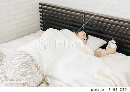 ベッドルームにいる女性(寝ぼける) ベッドルームにいる女性(寝ぼける) 84934236