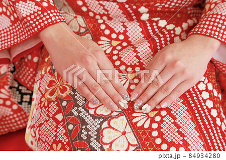 振袖を着た女性のネイルされた手、成人振袖イメージ 振袖を着た女性のネイルされた手、成人振袖イメージ 84934280