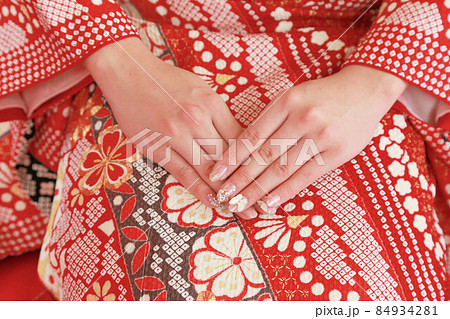振袖を着た女性のネイルされた手、成人振袖イメージ 振袖を着た女性のネイルされた手、成人振袖イメージ 84934281