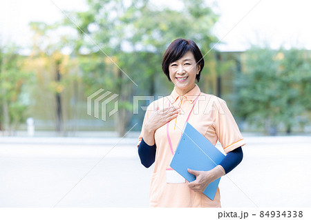 介護イメージ　カメラ目線で微笑む介護士のポートレート  撮影協力「LINK FOREST] 84934338