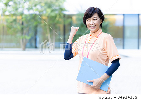 介護イメージ　カメラ目線で微笑む介護士のポートレート  撮影協力「LINK FOREST] 84934339