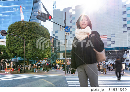 朝の通勤 ビジネスウーマン 渋谷スクランブル交差点 朝の通勤 ビジネスウーマン 渋谷スクランブル交差点 84934349