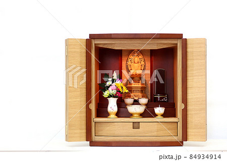 家具調仏壇に安置されたお釈迦様の仏像とモダン位牌1 84934914