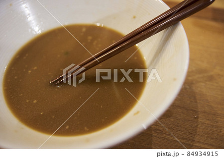 残ったスープ・飲みかけのスープ・器・ラーメン・アップ 84934915