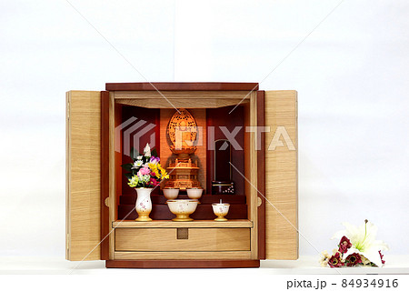家具調仏壇に安置されたお釈迦様の仏像とモダン位牌2 84934916