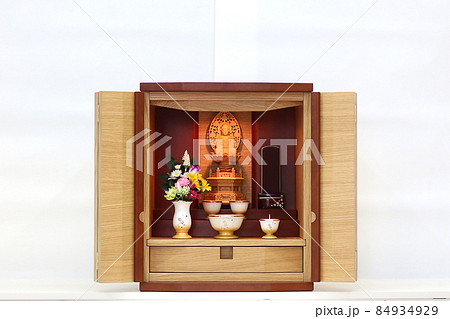 家具調仏壇に安置されたお釈迦様の仏像とモダン位牌9 家具調仏壇に安置されたお釈迦様の仏像とモダン位牌9 84934929