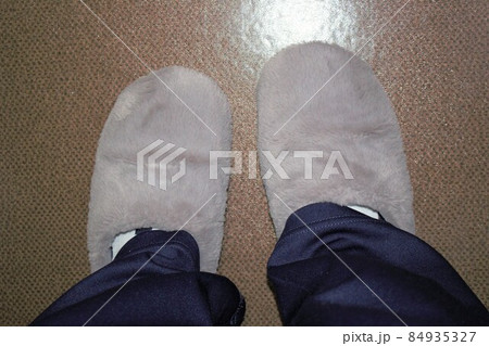 スリッパ姿の女性の足元　両足　スリッパ 84935327