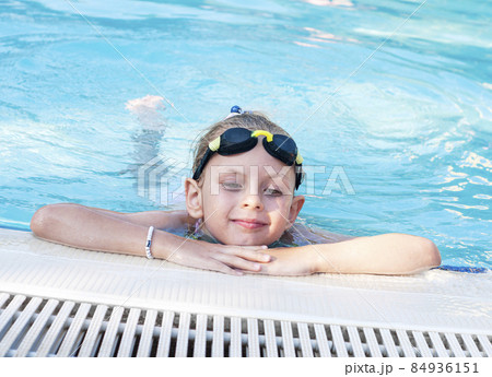 Little girl swiming in the pool Little girl swiming in the pool 84936151
