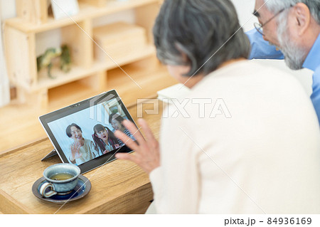 夫婦　リモート帰省　オンライン帰省 84936169