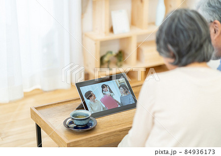 夫婦　リモート帰省　オンライン帰省 84936173