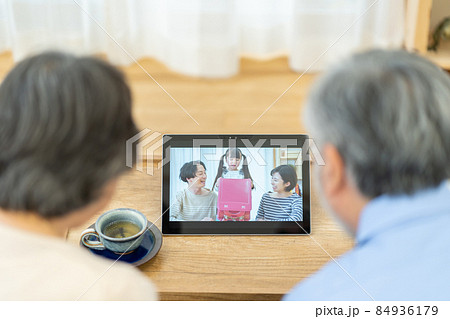 夫婦　リモート帰省　オンライン帰省 84936179