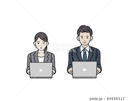 パソコン作業をする　会社員の男女　プログラマー　エンジニア　仕事　デスクワーク 84936317
