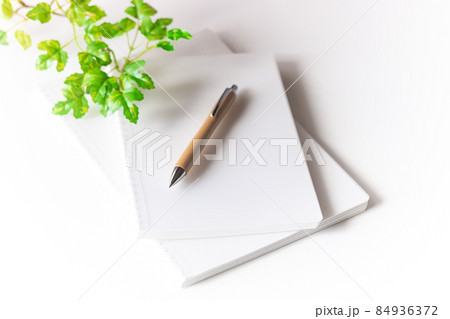 手が痛くないソフトリングノートと木軸ボールペン 84936372