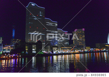 西の空が青く染まり、夜のシジマが迫る頃「横浜みなとみらい」の光たちが踊りだした 84936965