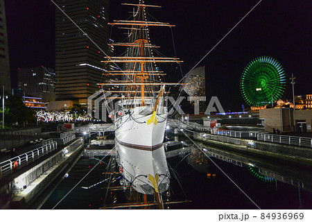西の空が青く染まり、夜のシジマが迫る頃「横浜みなとみらい」の光たちが踊りだした 84936969