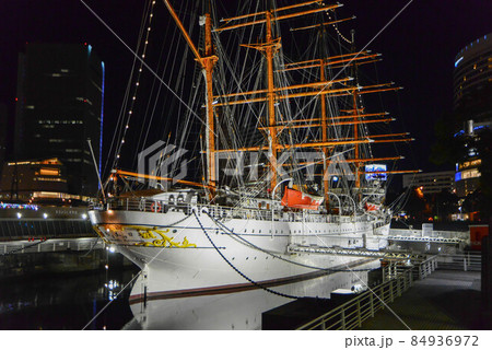 西の空が青く染まり、夜のシジマが迫る頃「横浜みなとみらい」の光たちが踊りだした 84936972