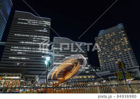 西の空が青く染まり、夜のシジマが迫る頃「横浜みなとみらい」の光たちが踊りだした 西の空が青く染まり、夜のシジマが迫る頃「横浜みなとみらい」の光たちが踊りだした 84936980