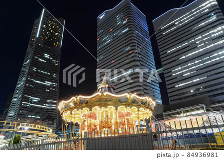 西の空が青く染まり、夜のシジマが迫る頃「横浜みなとみらい」の光たちが踊りだした 西の空が青く染まり、夜のシジマが迫る頃「横浜みなとみらい」の光たちが踊りだした 84936981