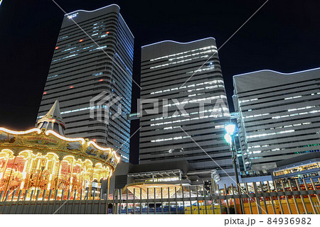 西の空が青く染まり、夜のシジマが迫る頃「横浜みなとみらい」の光たちが踊りだした 西の空が青く染まり、夜のシジマが迫る頃「横浜みなとみらい」の光たちが踊りだした 84936982