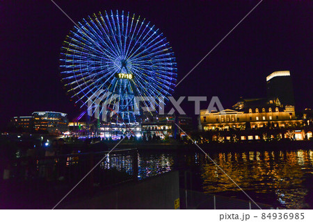 西の空が青く染まり、夜のシジマが迫る頃「横浜みなとみらい」の光たちが踊りだした 84936985