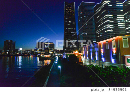 西の空が青く染まり、夜のシジマが迫る頃「横浜みなとみらい」の光たちが踊りだした 84936991