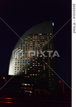 西の空が青く染まり、夜のシジマが迫る頃「横浜みなとみらい」の光たちが踊りだした 西の空が青く染まり、夜のシジマが迫る頃「横浜みなとみらい」の光たちが踊りだした 84936998