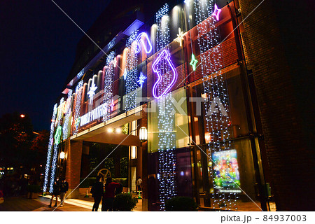 西の空が青く染まり、夜のシジマが迫る頃「横浜みなとみらい」の光たちが踊りだした 西の空が青く染まり、夜のシジマが迫る頃「横浜みなとみらい」の光たちが踊りだした 84937003