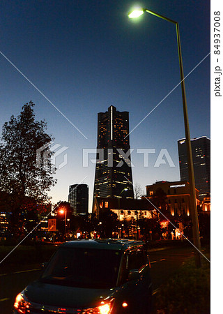 西の空が青く染まり、夜のシジマが迫る頃「横浜みなとみらい」の光たちが踊りだした 西の空が青く染まり、夜のシジマが迫る頃「横浜みなとみらい」の光たちが踊りだした 84937008