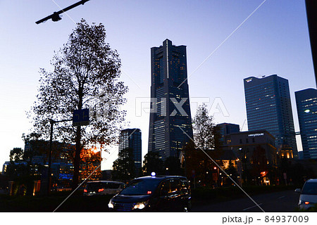 西の空が青く染まり、夜のシジマが迫る頃「横浜みなとみらい」の光たちが踊りだした 西の空が青く染まり、夜のシジマが迫る頃「横浜みなとみらい」の光たちが踊りだした 84937009