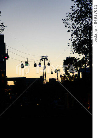 西の空が青く染まり、夜のシジマが迫る頃「横浜みなとみらい」の光たちが踊りだした 西の空が青く染まり、夜のシジマが迫る頃「横浜みなとみらい」の光たちが踊りだした 84937011