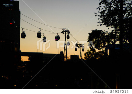 西の空が青く染まり、夜のシジマが迫る頃「横浜みなとみらい」の光たちが踊りだした 84937012