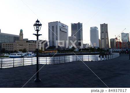 西の空が青く染まり、夜のシジマが迫る頃「横浜みなとみらい」の光たちが踊りだした 西の空が青く染まり、夜のシジマが迫る頃「横浜みなとみらい」の光たちが踊りだした 84937017