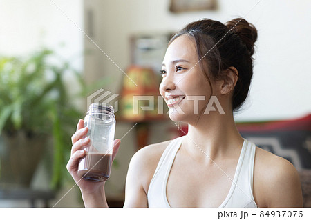 部屋で体を鍛えるかわいい女性 84937076