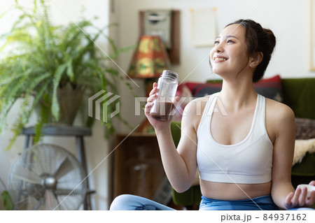 部屋で体を鍛えるかわいい女性 部屋で体を鍛えるかわいい女性 84937162