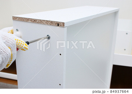 家具の組み立て 84937664