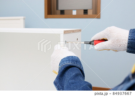 家具の組み立て 84937667